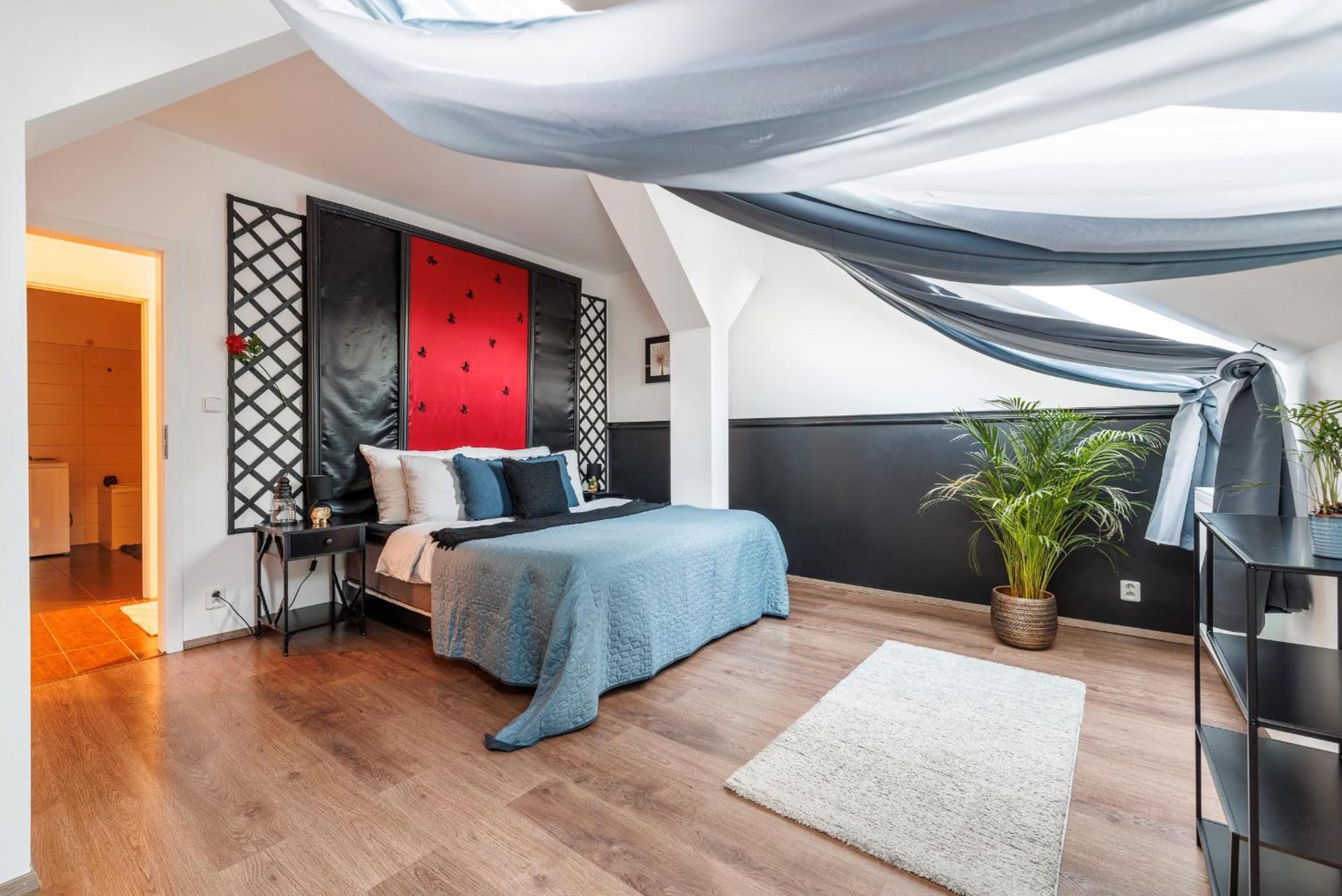 Spacious Flat & Parking Possibility, 3 Stops To Wenceslav Square Apartment Prague