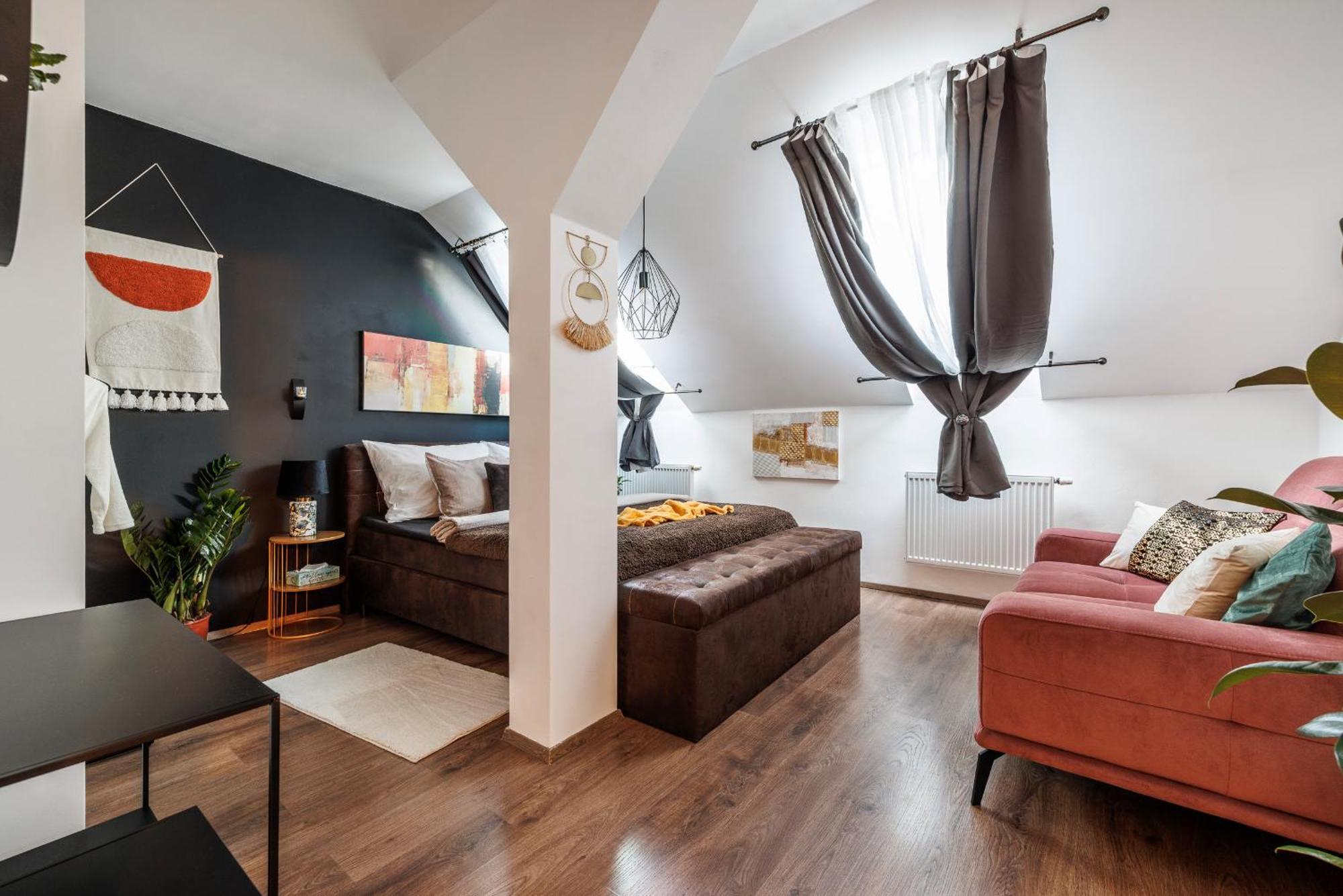 Apartment Spacious Flat & Parking Possibility, 3 Stops To Wenceslav Square Prague