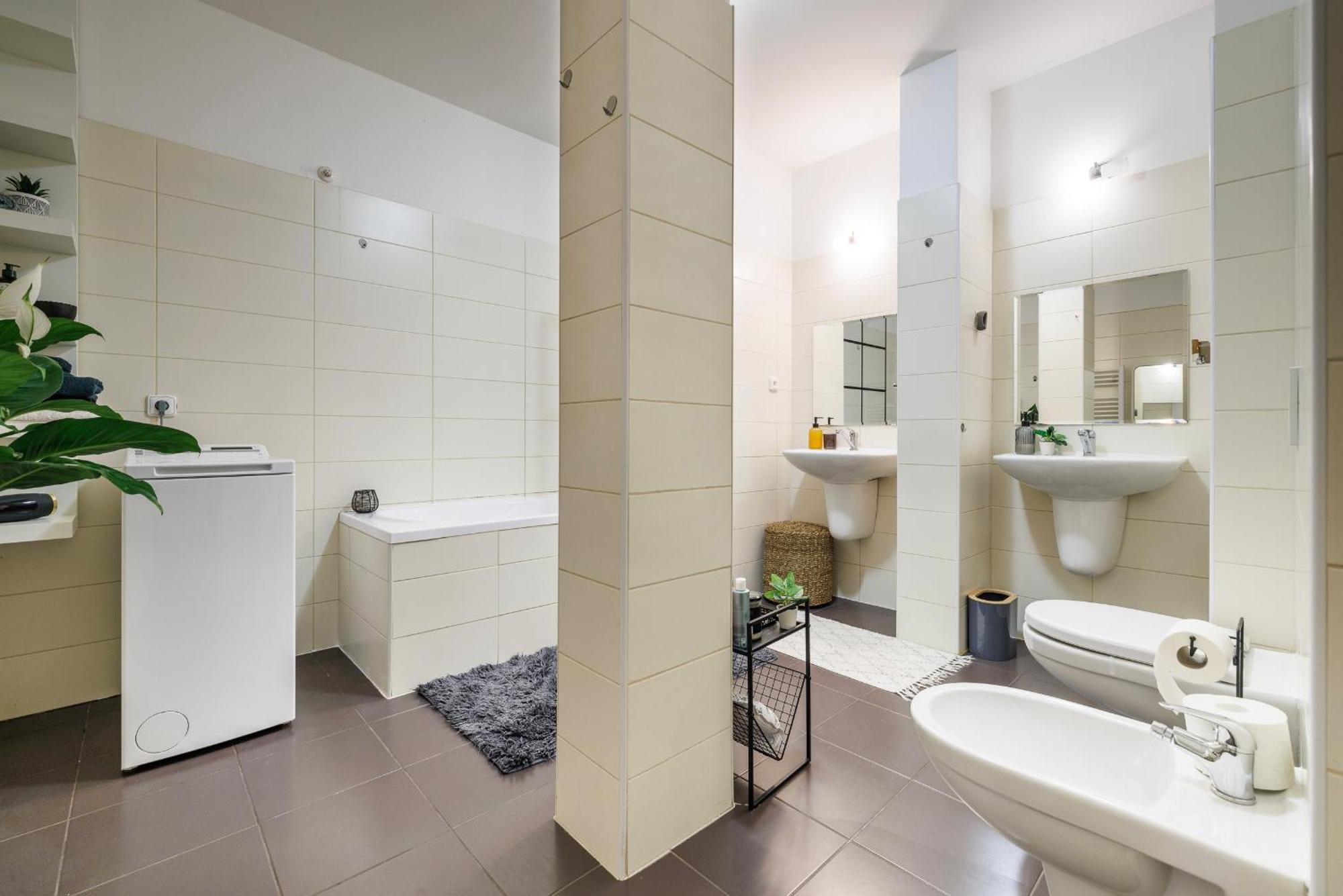 Apartment Spacious Flat & Parking Possibility, 3 Stops To Wenceslav Square Prague